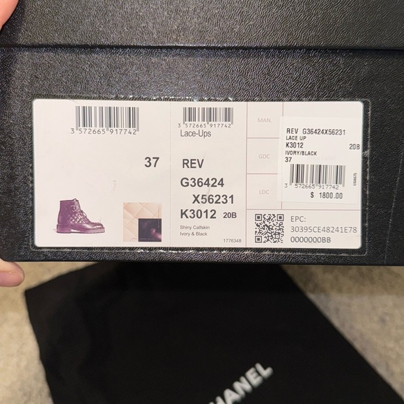 CHANEL SHINY CALFSKIN IVORY & BLACK LACE UP BOOTS - Picture 4 of 17